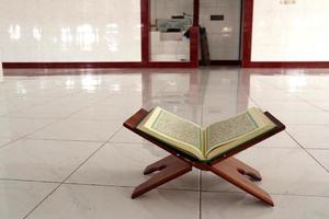 Corano o Corano nel il moschea durante il giorno foto