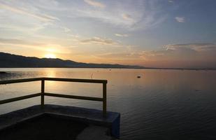 bellissimo lago nel il pomeriggio foto