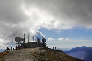 superiore a partire dal un' alto montagna con lotto di antenne e trasmettitori dettaglio foto