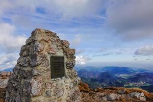 memoriale pietra a partire dal il vecchio imperatore di Austria su il superiore di il massimo montagna foto