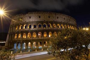 Roma, Italia, colosseo vecchio antico edificio Gladiatore battaglia a notte. foto