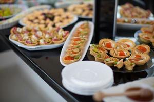 delizioso vacanza spuntini su il tavolo, il cibo è buongustaio foto