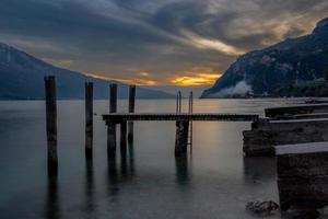 abbandonato molo su lago garda a tramonto foto