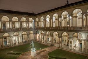 Italia 2022 chiostro di il pinacoteca di brera illuminato a notte foto