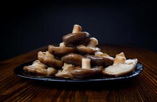 un' piatto di sottaceto funghi . salutare villaggio cibo . sottaceto nero latte fungo . foto