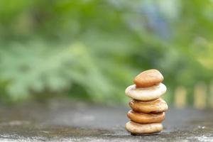 meditazione pietre con pioggia far cadere acqua su cemento pavimento su verde natura sfondo. piramide ciottoli gratuito spazio. calma, buddismo simbolo o aromaterapia impostato concetto. foto