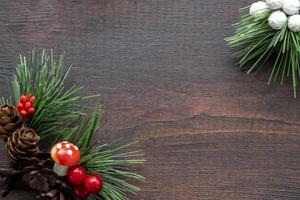 di legno Natale telaio di abete rosso, rosso e verde con pigne di di legno sfondo. copia spazio di Natale e nuovo anno. foto