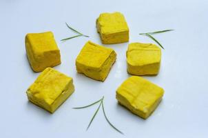 fresco giallo tofu isolato su bianca sfondo foto