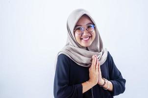 bellissimo giovane asiatico musulmano donna sorridente e Esprimere a gesti eid mubarak saluto foto