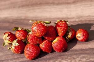 fresco fragola isolato su legna sfondo. salutare vivente concetto foto