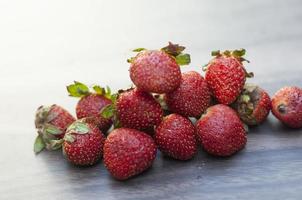 fresco fragola isolato su legna sfondo. salutare vivente concetto foto