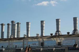 tubi di termico energia pianta su un' cittadina. industriale zona nel il città. producendo elettrico energia concetto. ecologico e ambientale questioni. sistema di elettricità la fornitura. Salvataggio risorse efficiente foto