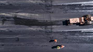 aereo Visualizza su il nuovo asfalto strada sotto costruzione foto