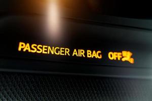 il sfocato iscrizione passeggeri airbag è trasformato via foto