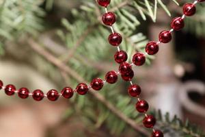 Natale decorazioni trovato nel un' naturale albero, offerta colore e un' speciale visivo urto foto