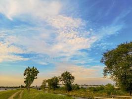 bel cielo azzurro e nuvole foto