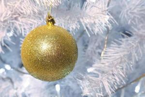 brillante oro e argento Natale sfere su Natale albero con spazio per testo foto