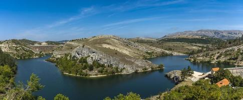 klinje lago vicino gacko nel bosnia e erzegovina foto