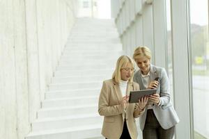 attività commerciale donne a piedi nel il ufficio corridoio foto