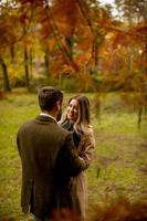 giovane coppia nel parco d'autunno foto