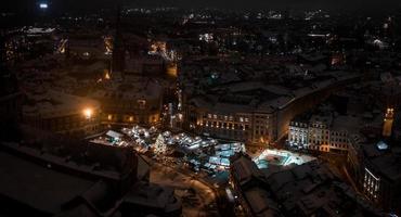 notte Visualizza di il inverno riga vecchio cittadina foto