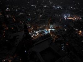 notte Visualizza di il inverno riga vecchio cittadina foto
