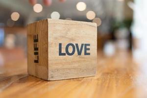 parola amore. amore blocchi. il parola amore formato con piccolo di legno blocchi. selettivo messa a fuoco. foto