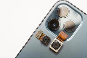 moduli fotocamera utilizzati nei telefoni cellulari. sviluppo di telecamere mobili. parte dell'obiettivo della fotocamera digitale. sensore e tecnologia smartphone nuove fotocamere ad alta risoluzione. modulo fotocamera del telefono cellulare foto