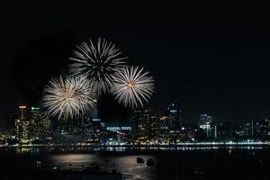 astratto colorato fuoco d'artificio sfondo leggero su il cielo con abbagliante Schermo foto