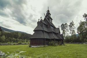 antico di legno Chiesa nel Norvegia paesaggio foto