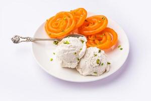 jalebi ghiaccio crema, combinazione di indiano dolce con un' torcere foto