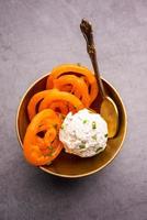 jalebi ghiaccio crema, combinazione di indiano dolce con un' torcere foto