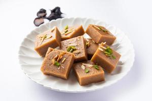 singara barfi o singhada barfi o halwa digiuno o up-era cibo foto