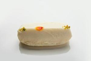 malai chop o crema Sandwich fatto utilizzando Riempimento Rasgulla o gulab Jamun dolce è un' bengalese dolce foto