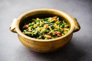 palak matar curry anche conosciuto come spinaci geen piselli masala sabzi o Sabji, indiano cibo foto