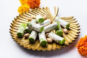 pista rotolo o pistacchio rotoli mithai o sigaro, indiano dolce o dolce per festival foto