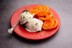 jalebi ghiaccio crema, combinazione di indiano dolce con un' torcere foto