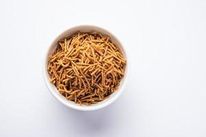 nachni o ragù SEV è un' delizioso croccante spaghetto fatto a partire dal dito miglio, salutare indiano cibo foto