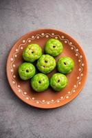 sitafal peda o pera o crema pasticciera Mela forma progettista dolce mithai barfi o burfi foto