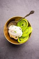 jalebi ghiaccio crema, combinazione di indiano dolce con un' torcere foto