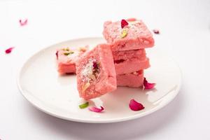 rosa Kalakand rosa barfi o burfi anche conosciuto come aromatizzato mishri mava o Khoa torta di latte mithai foto