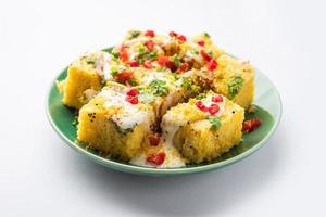 khaman dhokla chaat è un' molto semplice e rinfrescante fusione chaat ricetta fatto utilizzando avanzi dhokla foto