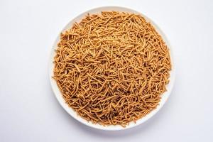 nachni o ragù SEV è un' delizioso croccante spaghetto fatto a partire dal dito miglio, salutare indiano cibo foto