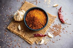 jawas o javas chutney fatto utilizzando lino semi, semi di lino polvere, aglio, rosso freddo, indiano gusto foto