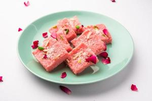 rosa Kalakand rosa barfi o burfi anche conosciuto come aromatizzato mishri mava o Khoa torta di latte mithai foto