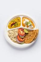 nord indiano mini pasto, pacco piatto o combo thali con paneer burro masala, Roti, dal e riso foto