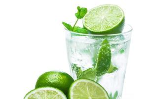 Mojito highball cocktail o rinfrescante bevanda con lime e menta foto