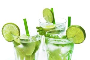 Mojito highball cocktail o rinfrescante bevanda con lime e menta foto