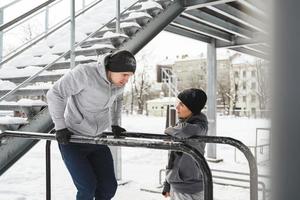 allegro coppia durante ginnastica ritmica allenarsi durante freddo inverno e nevoso giorno foto