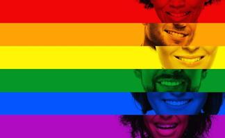 avvicinamento maschio e femmina sorrisi di diverso etnia nel colori di lgbt Comunità arcobaleno bandiera foto